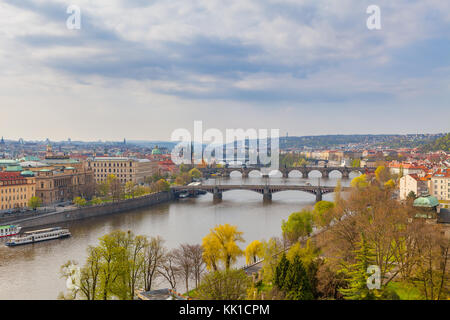 Malerischer Blick auf Brücken über den Fluss Vltava und historischen Zentrum von Prag, Gebäude und Sehenswürdigkeiten der Altstadt. Prag, Tschechische Republik Stockfoto