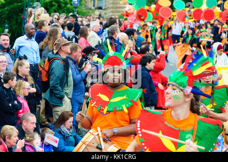 Künstler aus der portugiesischen Band bombrando in der Karneval der Edinburgh Jazz und Blues Festival fahren Sie den Hügel in Richtung der Princes Street Stockfoto