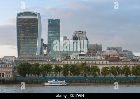 London Wolkenkratzer in der City von London bei Sonnenuntergang, Blick vom Weg zwischen London Bridge Tower Bridge Stockfoto