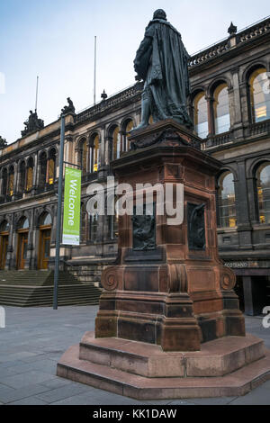 Statue von William Chambers, von Bildhauer John rhind außerhalb der nationalen Museum von Schottland, Chambers Street, Edinburgh, Schottland, Großbritannien Stockfoto