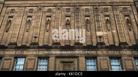 Im Art déco-Stil der 1930er Jahre Nationale Bibliothek von Schottland von Hew Lorimer und Musen in Nischen von Reginald Fairlie, George IV Bridge, Edinburgh, Schottland, Großbritannien Stockfoto