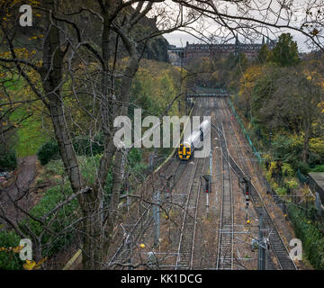 ScotRail zwei Schlitten Zug der Waverley Station in der Princes Street Gardens, Edinburgh, Schottland, Großbritannien, von oben gesehen, mit obenliegenden elektrische Leitungen Stockfoto