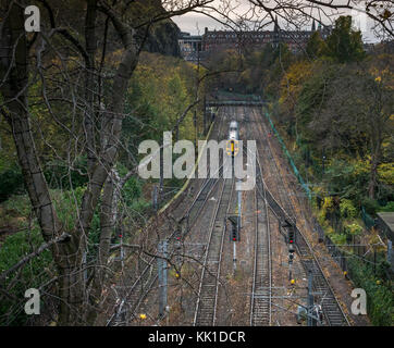 ScotRail zwei Schlitten Zug der Waverley Station in der Princes Street Gardens, Edinburgh, Schottland, Großbritannien, von oben gesehen, mit obenliegenden elektrische Leitungen Stockfoto