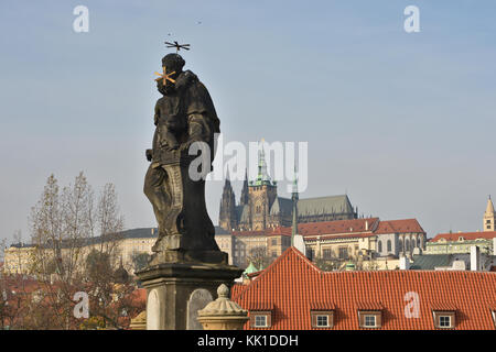 Skulptur von st. Antonius auf der Karlsbrücke in Prag Blick auf die Prager Burg von der Brücke über die Moldau. Stockfoto