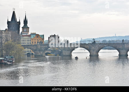 Die Karlsbrücke und Pflaster Turm der alten Stadt am rechten Ufer der Moldau in Prag. Stockfoto