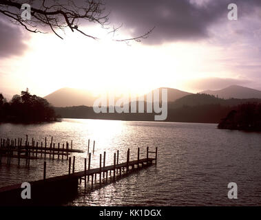 Ein Blick über Derwent Water in Richtung Causey Hecht und Grisedale Pike Grasmoor und Hopegill Head in der Nähe von Keswick The Lake District Cumbria England Stockfoto