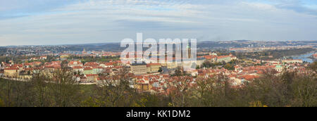 Panorama von Prag von Petrin Hügel. Blick auf die Hauptstadt der Tschechischen Republik. Stockfoto