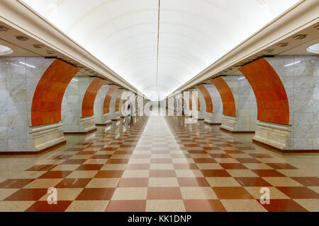 Plattform der U-Bahnhof Park Pobedy, Moskau, Russland. Die Moskauer Metro ist einer der größten Rapid Transit Systeme in der Welt. Stockfoto