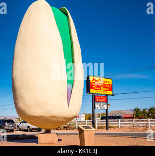 Die weltweit größte Pistazie Statue, am Straßenrand Attraktion bei McGinn's Pistazien Ranch zwischen Tularosa tat und Alamogordo New Mexico USA Stockfoto