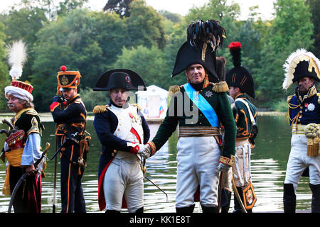 Napoleon I Kaiser der Franzosen (1769-1821) und Zar Alexander I von Russland (1777-1825) die Hände schütteln Nach der Unterzeichnung der Verträge von Tilsit (1807) Stockfoto