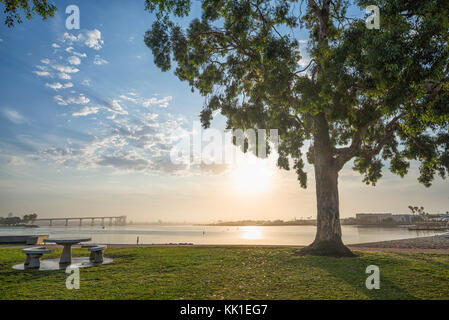 Hafen von San Diego bei Sonnenaufgang von Glorietta Bay Park gesehen. Coronado, Kalifornien. Stockfoto