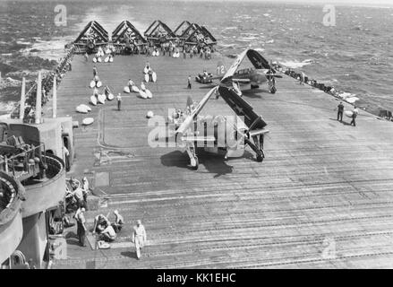 Schlacht von Leyte Gulf, Oktober 1944. Laden drop Tanks auf SB2 Cs an Bord der USS Lexington (CV-16) vor einer Suche Mission, die am 25. Oktober 1944. Stockfoto