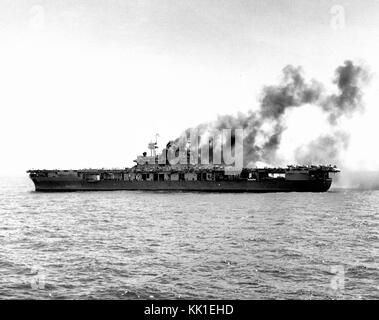 USS Yorktown (CV-5) tot im Wasser nach der japanischen Bomben am 4. Juni 1942 getroffen. Das Schiff wurde kurz nach Mittag getroffen. Diese Ansicht wurde etwa eine Stunde später, mit Feuer brennt noch in Ihrem uptakes aber andere sofortige Reparaturen weit fortgeschritten. F4F-4 Kämpfer, die am vorderen Ende der Flight Deck während des Angriffs geparkt worden sind respotted aft, in der AUS-Stellung nehmen. Zwei SBD-3 scout Bomber kann durch die offenen Seiten Ihres nach Hangar Bucht gesehen werden. Stockfoto