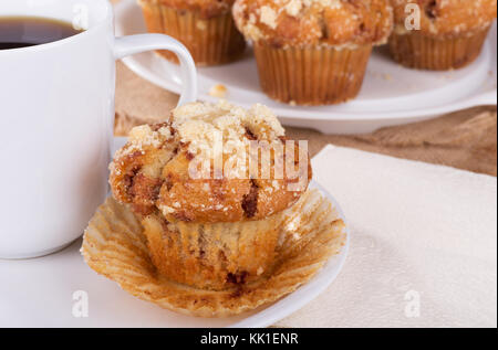 Golden Brown muffin auf einem Teller mit Tasse Kaffee Stockfoto