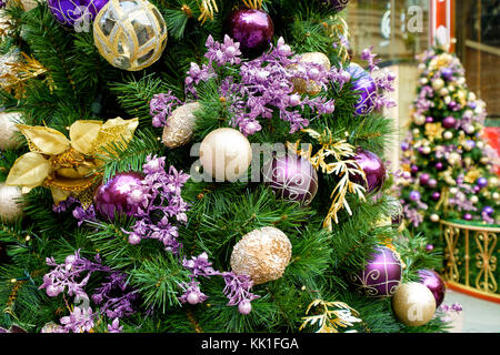 Close-up Weihnachtsbaum und Dekoration mit bunten Bällen Stockfoto