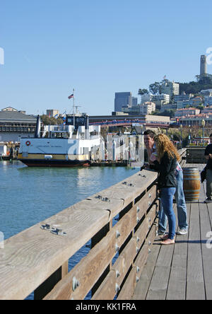 Touristische Menschenmenge am Pier 39 in San Francisco Fisherman's Wharf Stockfoto