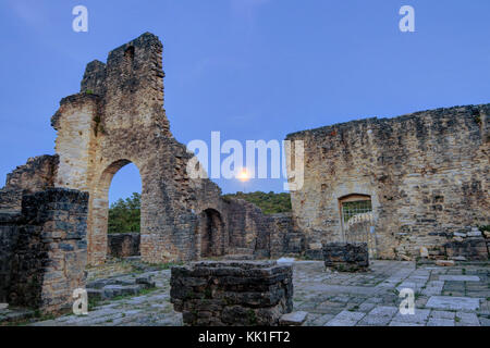 Innenhof und Mauern der Ruinen von verlassenen dvigrad Schloss von Istrien in Kroatien, bei Mondschein Stockfoto