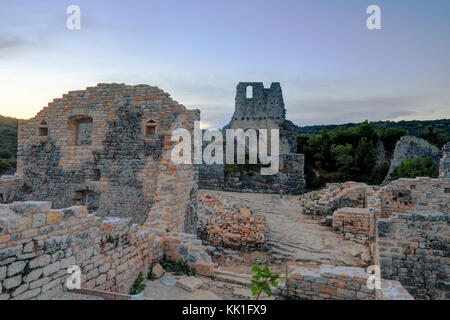 Türme und Mauern der Ruinen von verlassenen dvigrad Schloss von Istrien in Kroatien, in der Dämmerung Stockfoto