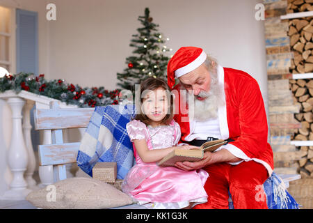 Schönes Kind fragt Vater Weihnachten. Stockfoto