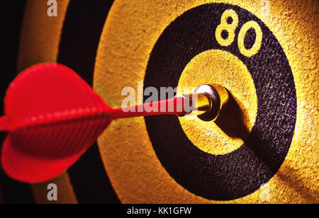 Detailansicht auf Spielzeug Dart und gelb-schwarz. Stockfoto