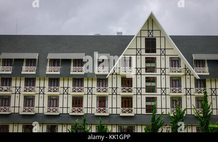 Dalat, Vietnam - 17.August 2017. Mountain Resort an regnerischen Tag in Dalat, Vietnam. Die Architektur von Da Lat wird durch den Stil des französischen colo dominiert Stockfoto