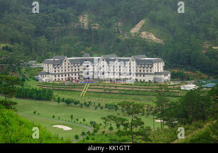 Dalat, Vietnam - 17.August 2017. Ein Luxus Resort mit Kiefernwald in Dalat, Vietnam. Die Architektur von Da Lat ist vom Stil der Th dominiert Stockfoto