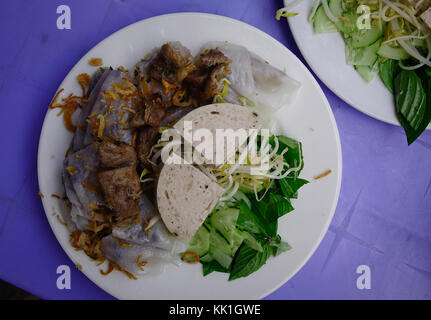 Klebriger Reis Kuchen mit Schweinefleisch und Gemüse - vietnamesische Küche. Stockfoto