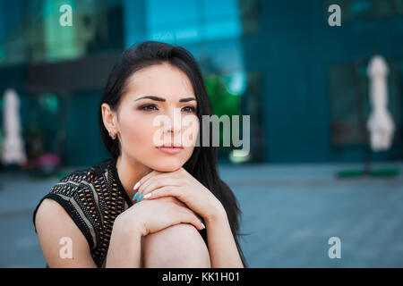 Schöne junge Dame auf dem Bordstein Stockfoto