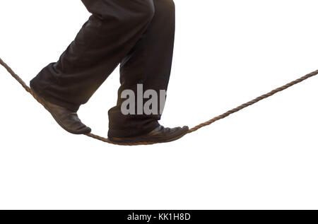 Tight rope Walker Beine isoliert. Füße von Acrobat Balancieren auf Seil gegen den weißen Hintergrund Stockfoto