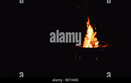 Red Hot Lagerfeuer, wallaman falls Campingplatz, girringun National Park, Queensland, Australien Stockfoto