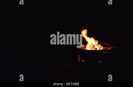 Red Hot Lagerfeuer, wallaman falls Campingplatz, girringun National Park, Queensland, Australien Stockfoto