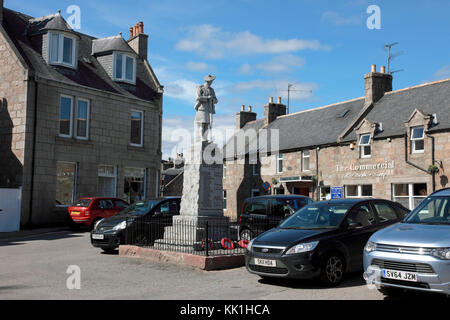 Das Kriegerdenkmal auf dem Platz in tarland, einem Dorf in der Nähe von Aberdeenshire, aboyne Stockfoto