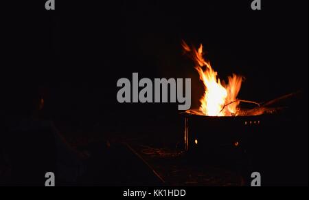 Red Hot Lagerfeuer, wallaman falls Campingplatz, girringun National Park, Queensland, Australien Stockfoto