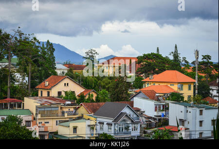 Dalat, Vietnam - 17.August 2017. das Stadtbild der Innenstadt in Dalat, Vietnam. Die Architektur von Dalat wird dominiert durch den Stil des französischen kolonialen Pro Stockfoto