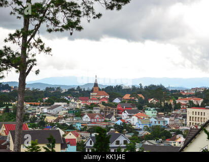 Dalat, Vietnam - 17.August 2017. Viele Häuser in der Innenstadt in Dalat, Vietnam. Die Architektur von Dalat im Stil der französischen Kolonialzeit p dominiert wird Stockfoto