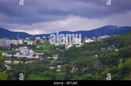 Dalat, Vietnam - Aug 17, 2017 Luftbild von Dalat, Vietnam. Die Architektur von Dalat ist im Stil der französischen Kolonialzeit geprägt. Stockfoto