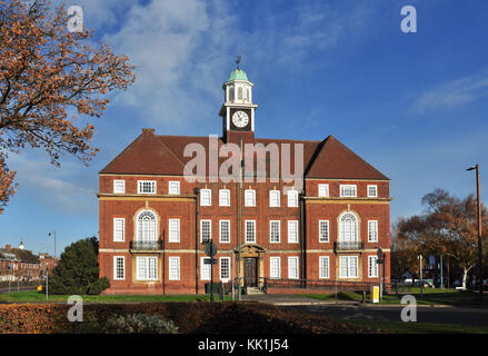 Ein north Hertfordshire college Gebäude (Altes Rathaus) mit Blick auf den Broadway Gärten, letchworth Garden City, Hertfordshire, England, UK Stockfoto