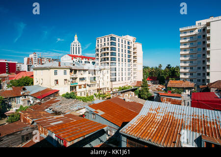 Moderne Häuser steigen über die alten rostigen Dächern in Batumi, adscharien Georgien. Urbane architektonische Stadtbild der georgischen Badeort Batumi. Stockfoto