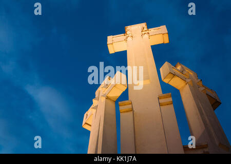 Vilnius, Litauen. berühmten weißen Denkmal drei Kreuze auf der kahlen Hügel in Beleuchtung am Abend oder in der Nacht beleuchtung. Unterseite Stockfoto