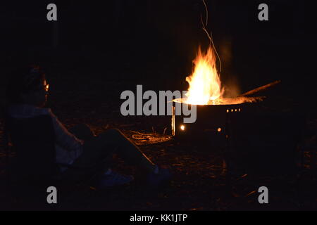 Red Hot Lagerfeuer, wallaman falls Campingplatz, girringun National Park, Queensland, Australien Stockfoto