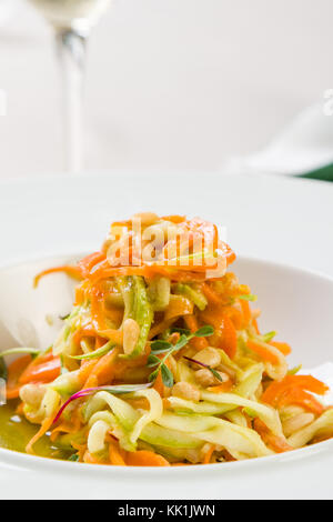 Spaghetti von Karotten und Zucchini mit Pesto in weiße Platte Stockfoto