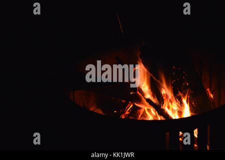 Red Hot Lagerfeuer, wallaman falls Campingplatz, girringun National Park, Queensland, Australien Stockfoto