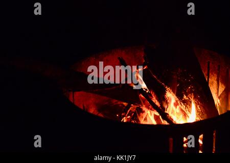 Red Hot Lagerfeuer, wallaman falls Campingplatz, girringun National Park, Queensland, Australien Stockfoto