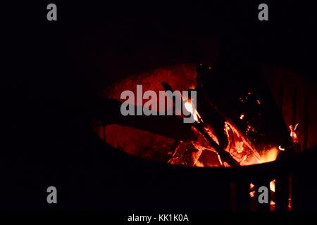 Red Hot Lagerfeuer, wallaman falls Campingplatz, girringun National Park, Queensland, Australien Stockfoto