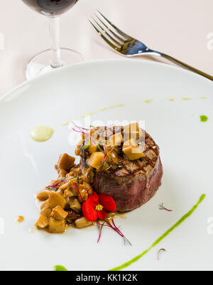 Frischer Gourmet lecker Rinderbraten mit Pilzen in weiße Platte Stockfoto