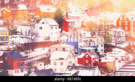 Schöne Stadt im Winter, Luftaufnahme auf vielen bunten Häusern, Narvik, Norwegen Stockfoto