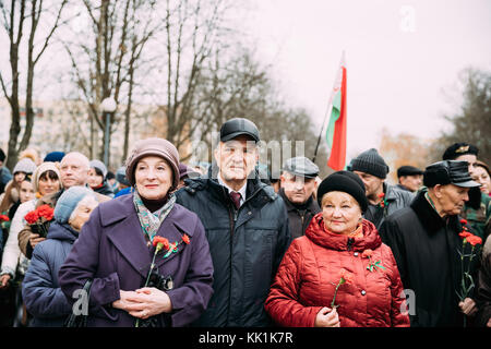Gomel, Belarus - November 26, 2017: Rentner an der Feier für das Jahrhundert der Oktoberrevolution. Stockfoto