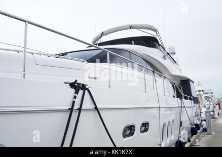 M/Y-chancer, für Winterlagerung ausgelegt, legt in Aker Brygge Marina, Oslo, Norwegen an. Stockfoto