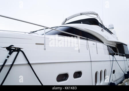 M/Y chancer, für die Lagerung im Winter bedeckt, ist Liegeplatz in der Marina Aker Brygge, Oslo, Norwegen. Stockfoto