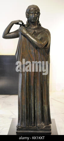 Tänzer oder hydrophora (Wasser-Inhaber). Statue. Bronze. 1. Jahrhundert v. Chr. Teil der großen Säulenhalle der Villa der Papyri, Herculaneum. Nationalen Archäologischen Museum. Das Dorf der Papyri. Neapel. Italien. Stockfoto